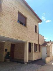 Casa aparellada  Pinseque. Solvia inmobiliaria  chalet adosado zaragoza