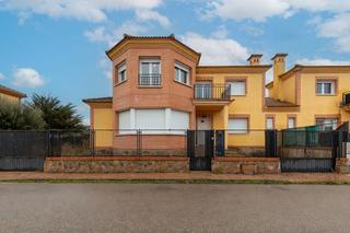Casa aparellada  Quintanar de la orden. Solvia inmobiliaria  chalet adosado escalona