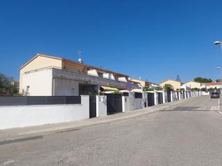 Casa aparellada  C/ de la mediterranea. Solvia inmobiliaria  chalet adosado creixell