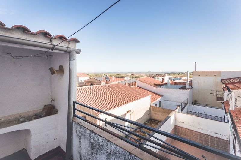 Foto f5e04997-d4af-40ba-8985-9e84108c321e. Casa aparellada a Aliseda