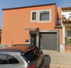 Casa aparellada  C/ francesc maciá. Solvia inmobiliaria  chalet adosado vidreres