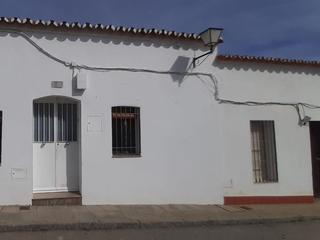 Casa aparellada  C/ segura. Solvia inmobiliaria  chalet adosado azuaga