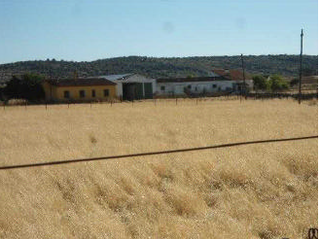 Finca rústica  Pr/ rejas de oro. Solvia inmobiliaria  terreno con edificación almendral