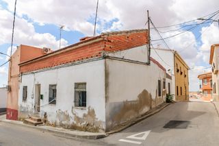Towny house  C/ carmen. Solvia inmobiliaria  chalet adosado alberca de záncara la