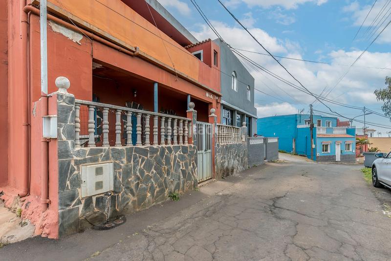 Foto 10e52d07-9459-4f88-b32b-b9e212bfba7f. Towny house in Llano del Moro Santa Cruz de Tenerife