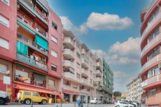 Pis  C/ empordà. Solvia inmobiliaria  piso badalona