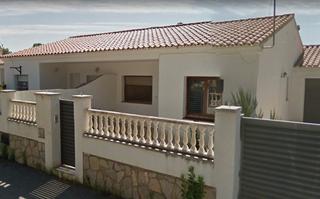 Casa aparellada  C/ del llobregat. Solvia inmobiliaria  chalet adosado montroig del camp