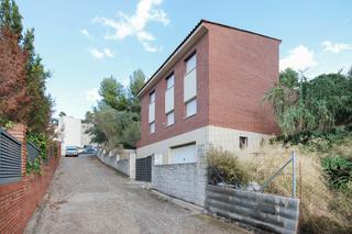 Chalet  C/ de sant andreu. Solvia inmobiliaria  chalet independiente corbera de llobregat