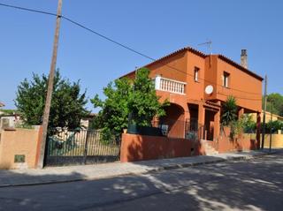 Casa bifamiliare  C/ figueres. Solvia inmobiliaria  chalet adosado sant miquel de fluvià