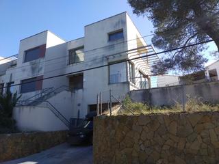 Casa aparellada  C/ acacia. Solvia inmobiliaria  chalet adosado olèrdola