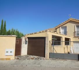 Casa aparellada  C/ almena, vía la dehesa y castillo de puñonrostro. Solvia inmobiliaria  chalet adosado seseña
