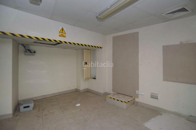 Foto a11a1cc3-412f-418d-87ca-5d4887e67513. Local comercial a Singuerlín Santa Coloma de Gramenet