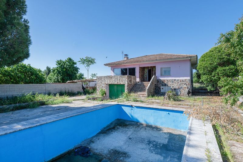 Foto 7b2b1636-dd7d-4abf-836d-027b3a415ee1. Xalet amb piscina a Yuncler
