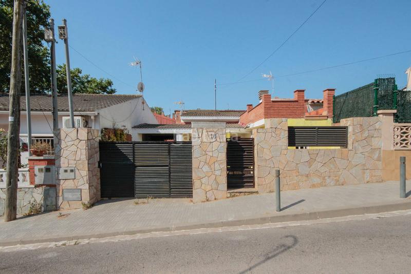 Foto 26eb41f5-36c9-4680-a56b-c71228b7eace. Casa aparellada a Ca n´Oriol Rubí