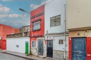 Casa aparellada  C/ san luis. Solvia inmobiliaria  chalet adosado algeciras