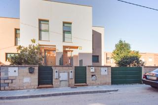Casa aparellada  C/ del camí real. Solvia inmobiliaria  chalet adosado palausolità i plegamans