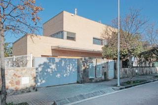 Chalet  C/ les roquetes esq. c/ joan d´asturias. Solvia inmobiliaria  chalet independiente barberà del vallès