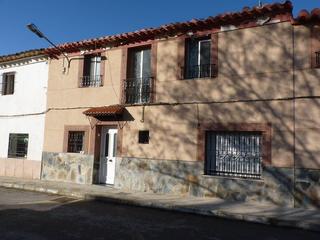 Casa aparellada  C/ camporrobles de las cuevas. Solvia inmobiliaria  chalet adosado utiel