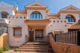 Casa aparellada  C/ carlos cano. Solvia inmobiliaria  chalet adosado ayamonte