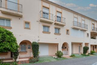 Casa pareada  Ur aloha golf, residencial los olivos. Solvia inmobiliaria  chalet adosado marbella