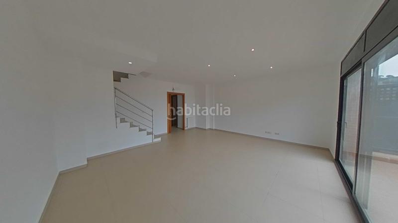Foto 0b7340ec-de5d-4d72-8dd0-e909dd90f091. Casa aparellada amb calefacció aparcament piscina a Santa Coloma de Gramenet