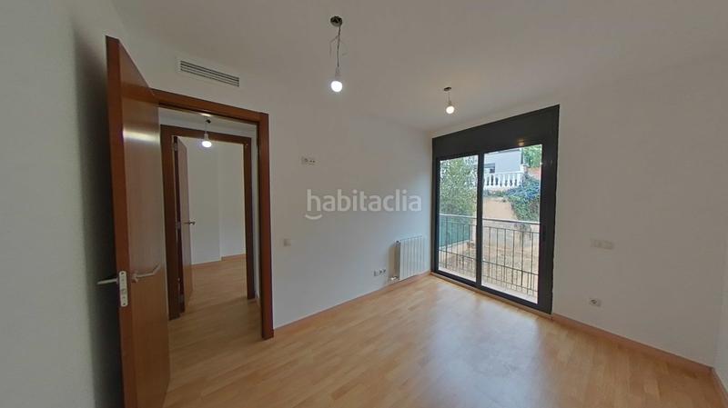 Foto 0bdc8302-40ef-4c7e-b278-2a939f05e71c. Casa aparellada amb calefacció aparcament piscina a Santa Coloma de Gramenet