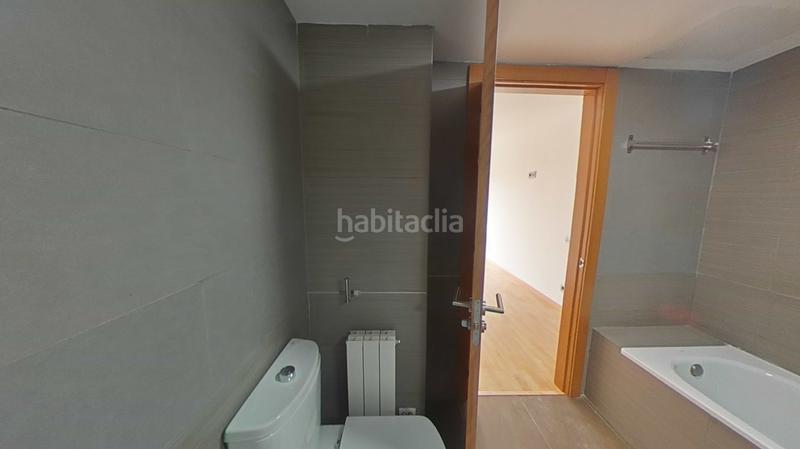 Foto 0e344bba-af5b-48e0-8511-30ced2ffde83. Casa aparellada amb calefacció aparcament piscina a Santa Coloma de Gramenet