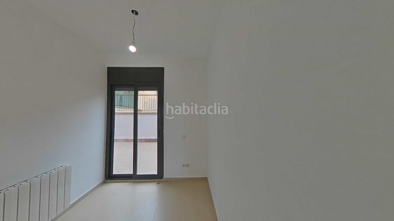 Foto 1fd1039b-14dd-4306-a0da-8f9b8aabc3e8. Casa aparellada amb calefacció aparcament piscina a Santa Coloma de Gramenet