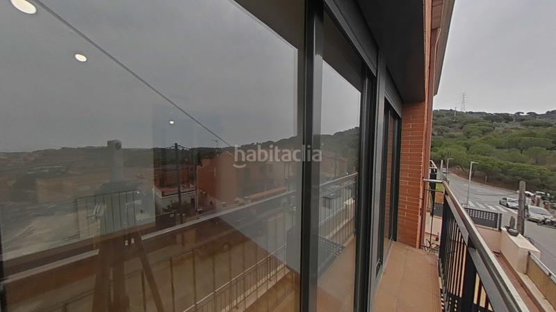 Foto 23af2f82-d3ba-40e6-a61c-a9d4e93df53c. Casa aparellada amb calefacció aparcament piscina a Santa Coloma de Gramenet