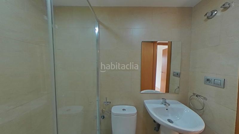 Foto 2c577ba0-29b8-41a0-88a5-bf8024329343. Casa aparellada amb calefacció aparcament piscina a Santa Coloma de Gramenet