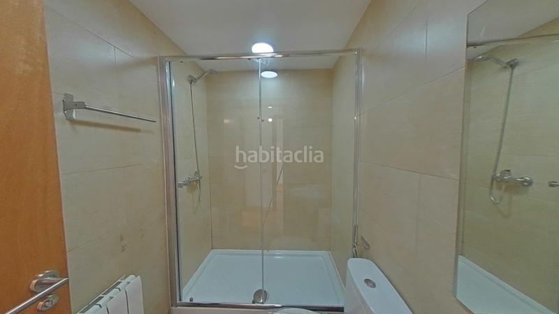 Foto 3851a008-db0c-4230-ba16-b1c1d2df8d77. Casa aparellada amb calefacció aparcament piscina a Santa Coloma de Gramenet