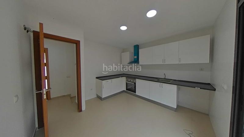Foto 49740aed-a351-4d0c-9bbc-072be9370437. Casa aparellada amb calefacció aparcament piscina a Santa Coloma de Gramenet