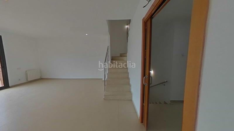 Foto 4b7eded3-87ee-466c-b930-da6b0157ab30. Casa aparellada amb calefacció aparcament piscina a Santa Coloma de Gramenet