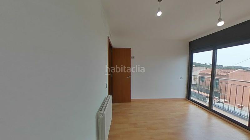 Foto 4bc06489-eecb-48e1-ba3a-6f983cd3ead0. Casa aparellada amb calefacció aparcament piscina a Santa Coloma de Gramenet