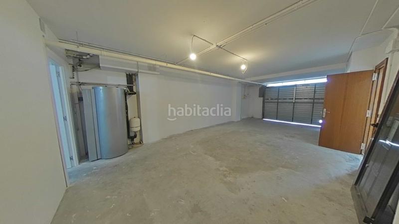 Foto 517b7efb-1c9f-4bb0-a9c3-1b2d0073c5eb. Casa aparellada amb calefacció aparcament piscina a Santa Coloma de Gramenet