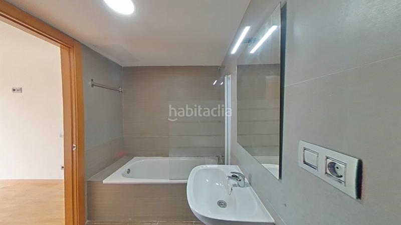 Foto 52ff609e-940b-45f2-8e5a-2b69f4e13c9a. Casa aparellada amb calefacció aparcament piscina a Santa Coloma de Gramenet