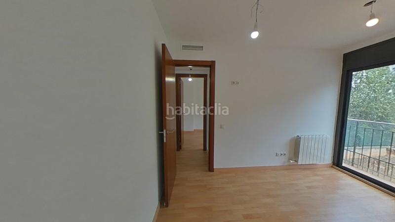 Foto 6627e94e-c3cb-4613-bd9b-80993e7b21bb. Casa aparellada amb calefacció aparcament piscina a Santa Coloma de Gramenet