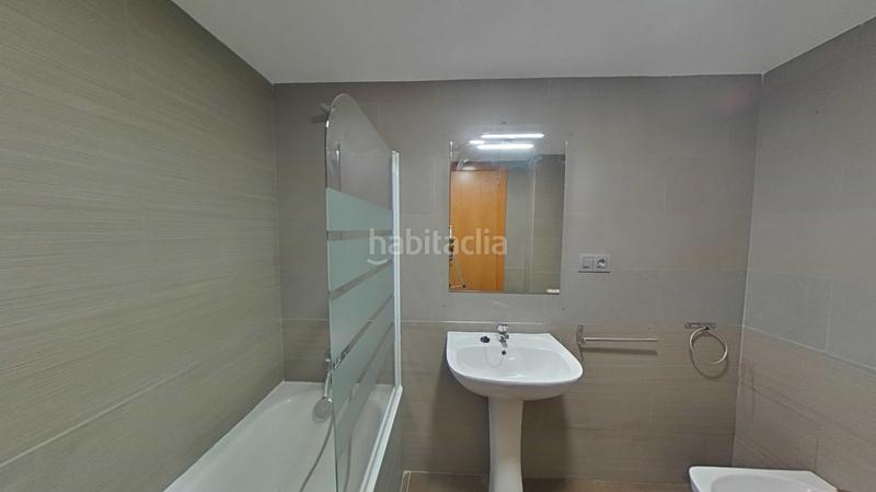 Foto 6ab03458-e398-4842-ab92-ebbc8e43877d. Casa aparellada amb calefacció aparcament piscina a Santa Coloma de Gramenet