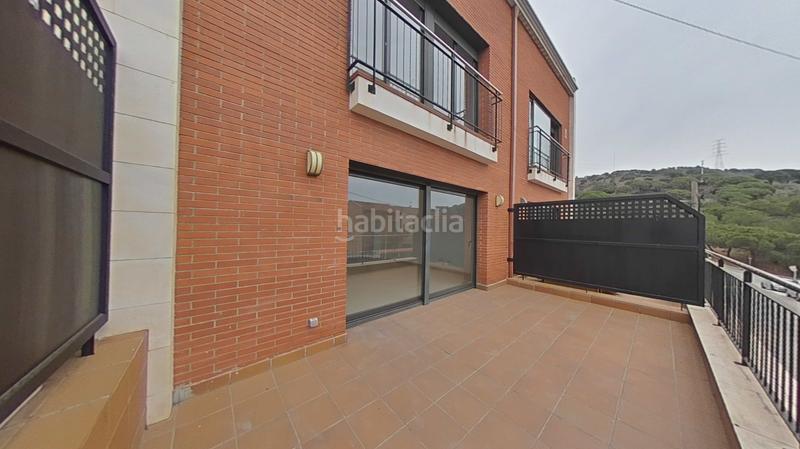 Foto 6f42e65b-c22b-41d6-afcc-00052e3b7290. Casa aparellada amb calefacció aparcament piscina a Santa Coloma de Gramenet