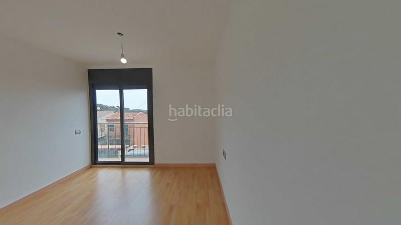 Foto 6fd7ed75-b5a7-46cf-ab53-c8d9fb29f1de. Casa aparellada amb calefacció aparcament piscina a Santa Coloma de Gramenet
