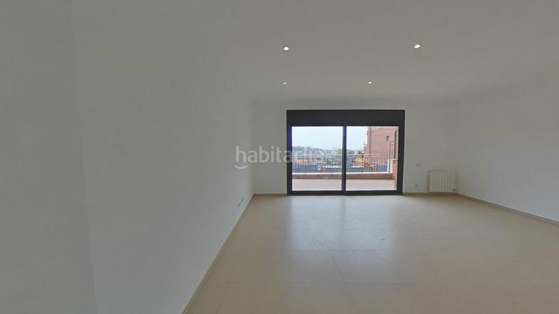 Foto 6fde29f5-ce5d-426b-bfad-b5900d449269. Casa aparellada amb calefacció aparcament piscina a Santa Coloma de Gramenet