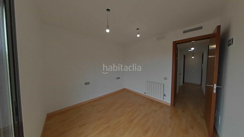 Foto 732548a7-4b62-4454-b012-73af6b81f111. Casa aparellada amb calefacció aparcament piscina a Santa Coloma de Gramenet