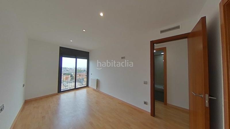 Foto 7a46461a-4120-4013-9ac8-7b95f146dbb5. Casa aparellada amb calefacció aparcament piscina a Santa Coloma de Gramenet