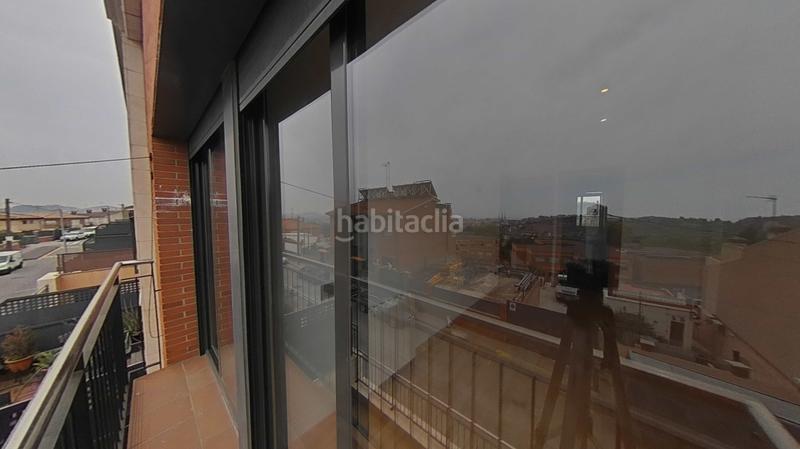 Foto 7b091d17-95f4-4c55-a36e-b8fc68e2333b. Casa aparellada amb calefacció aparcament piscina a Santa Coloma de Gramenet