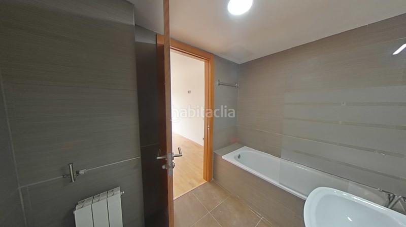 Foto 869b5fdb-4dbb-44c7-b548-63f040380db8. Casa aparellada amb calefacció aparcament piscina a Santa Coloma de Gramenet