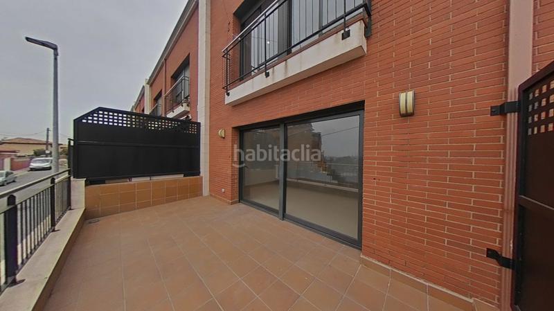 Foto 8b947e08-c821-491f-afef-25688c77ac55. Casa aparellada amb calefacció aparcament piscina a Santa Coloma de Gramenet