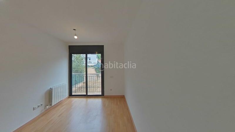 Foto 8c5d6bdd-d73a-4abb-98c9-99688d265445. Casa aparellada amb calefacció aparcament piscina a Santa Coloma de Gramenet
