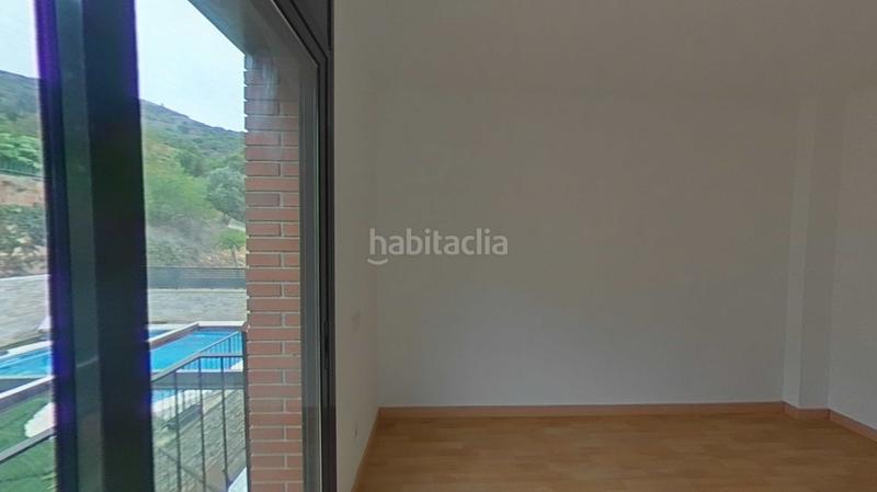 Foto 9ad7c360-dd95-49d3-a288-e08cf62f354f. Casa aparellada amb calefacció aparcament piscina a Santa Coloma de Gramenet
