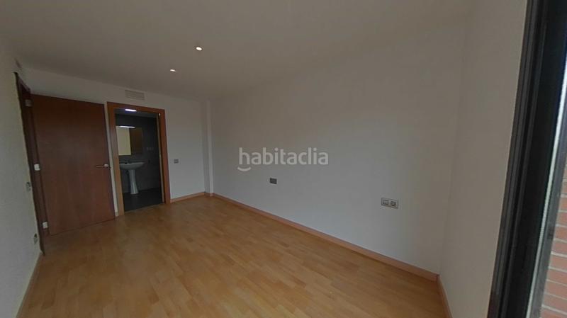 Foto b5434cba-6fd8-4e9c-b14f-8a3449dfee4e. Casa aparellada amb calefacció aparcament piscina a Santa Coloma de Gramenet