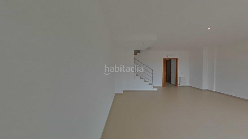 Foto bcb74e93-6734-447f-be68-2c6fb399477c. Casa aparellada amb calefacció aparcament piscina a Santa Coloma de Gramenet